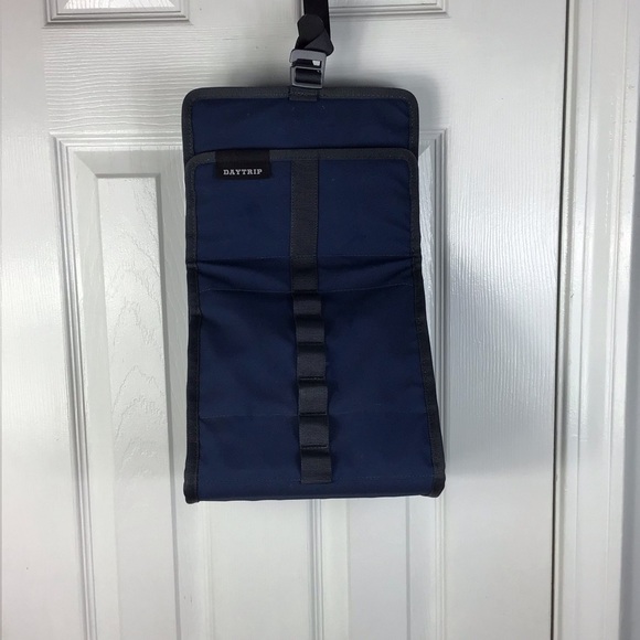 YETI Daytrip Lunch Bag in Navy - Picture 4 of 7